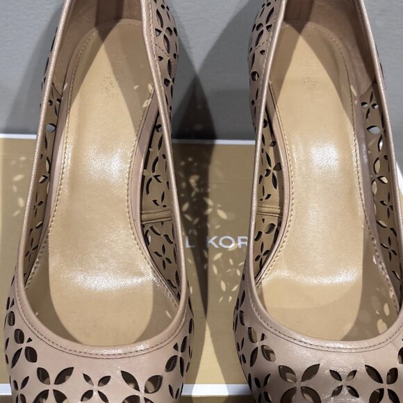 Micheal Kors Women's MK Flex Mid Perforated Pumps Nude SZ: 9M - Picture 6 of 16